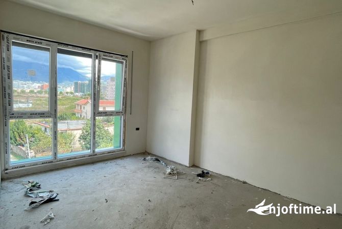Shtepi ne shitje Apartament ne Tirane, 2+1, Mobilimi Bosh, pa mobiluar, Pagesa 180,500  Euro.