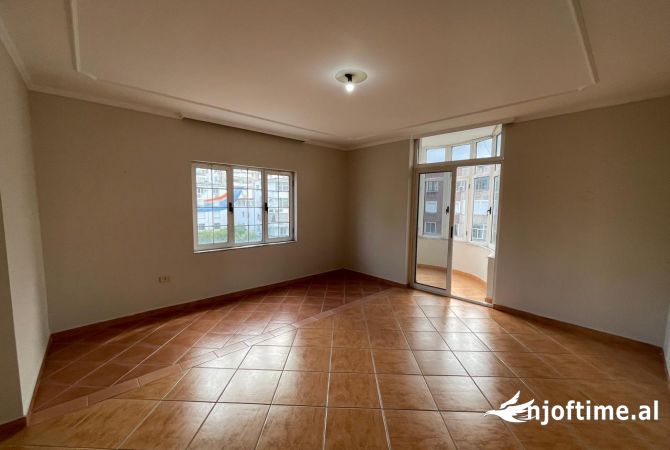 Ambient biznesi me qera 3+1 ne Tirane - 1,900 Euro