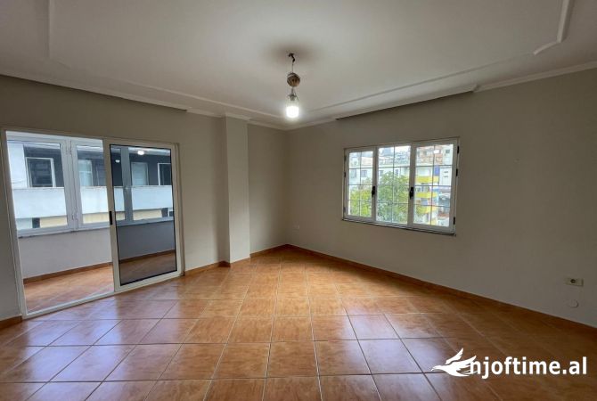 Ambient biznesi me qera 3+1 ne Tirane - 1,900 Euro