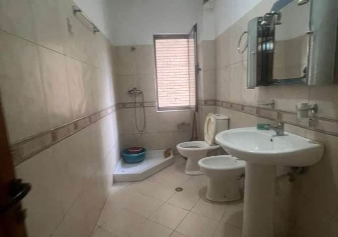 Shtepi me qera Apartament ne Tirane, 3+1, Mobilimi Bosh, pa mobiluar, Pagesa 40,000  Leke.