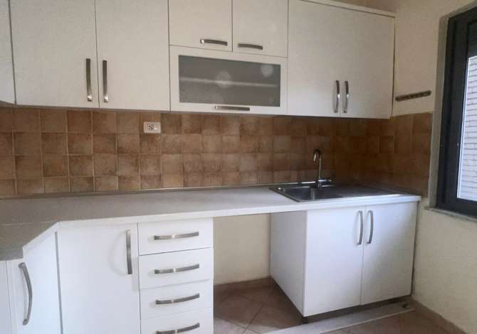 Shtepi me qera Apartament ne Tirane, 3+1, Mobilimi Bosh, pa mobiluar, Pagesa 40,000  Leke.