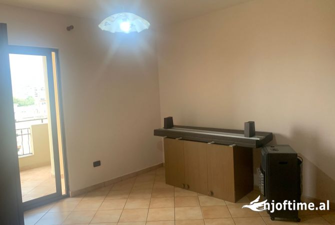 Shtepi me qera Apartament ne Tirane, 2+1, Mobilimi Pjeserisht e mobiluar, Pagesa 550  Euro.