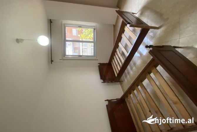 Shtepi me qera Apartament ne Tirane, 2+1, Mobilimi Pjeserisht e mobiluar, Pagesa 350  Euro.