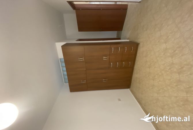 Shtepi me qera Apartament ne Tirane, 2+1, Mobilimi Pjeserisht e mobiluar, Pagesa 350  Euro.