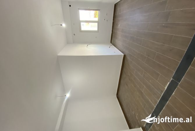 Shtepi ne shitje Apartament ne Tirane, 1+1, Mobilimi Bosh, pa mobiluar, Pagesa 74,000  Euro.