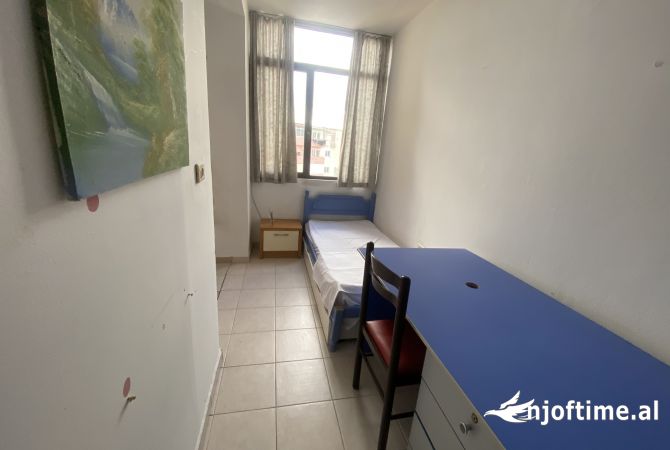 Shtepi ne shitje Apartament ne Tirane, 2+1, Mobilimi E mobiluar, Pagesa 110,000  Euro.