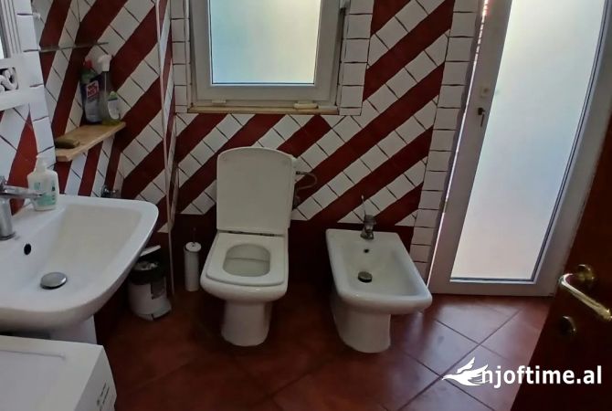Shtepi me qera Apartament ne Tirane, 2+1, Mobilimi E mobiluar, Pagesa 550  Euro.