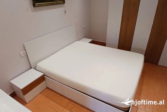 Shtepi me qera Apartament ne Tirane, 2+1, Mobilimi E mobiluar, Pagesa 550  Euro.