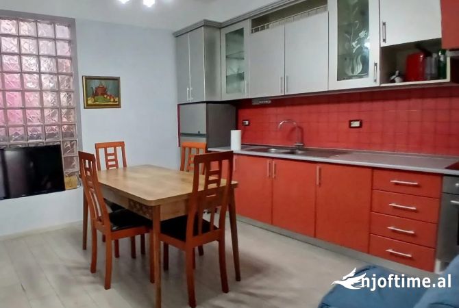 Shtepi me qera Apartament ne Tirane, 2+1, Mobilimi E mobiluar, Pagesa 550  Euro.