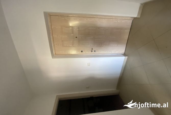 Shtepi ne shitje Apartament ne Tirane, 1+1, Mobilimi Bosh, pa mobiluar, Pagesa 70,000  Euro.