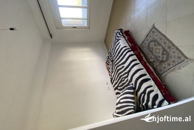 Shtepi ne shitje Apartament ne Tirane, 1+1, Mobilimi Bosh, pa mobiluar, Pagesa 70,000  Euro.