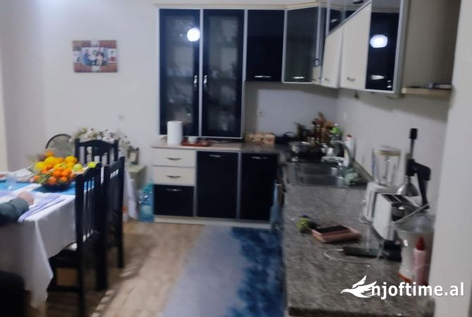 Shtepi ne shitje Apartament ne Tirane, 2+1, Mobilimi E mobiluar, Pagesa 140,000  Euro.