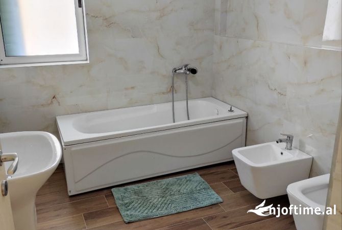 Shtepi me qera Apartament ne Tirane, 3+1, Mobilimi E mobiluar, Pagesa 650  Euro.