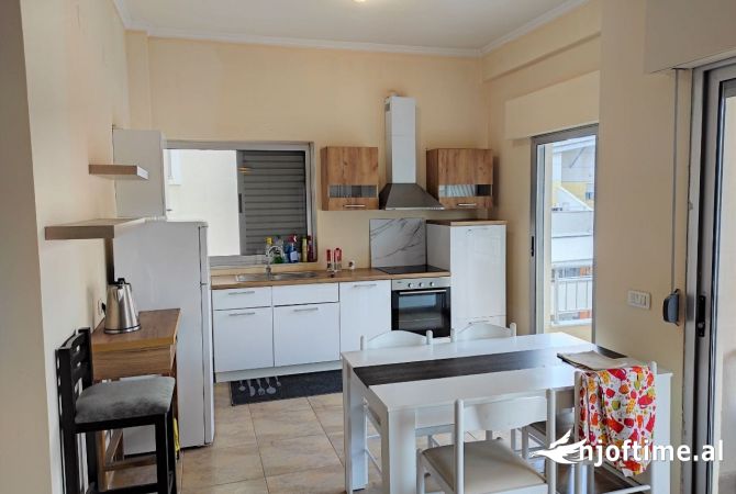 Shtepi me qera Apartament ne Tirane, 3+1, Mobilimi E mobiluar, Pagesa 650  Euro.