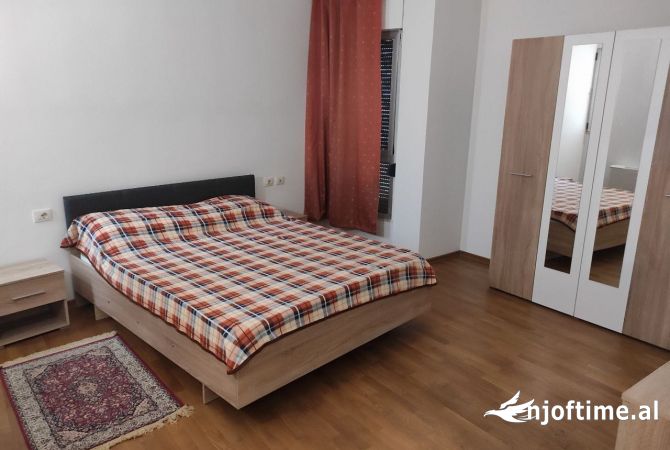 Shtepi me qera Apartament ne Tirane, 3+1, Mobilimi E mobiluar, Pagesa 650  Euro.