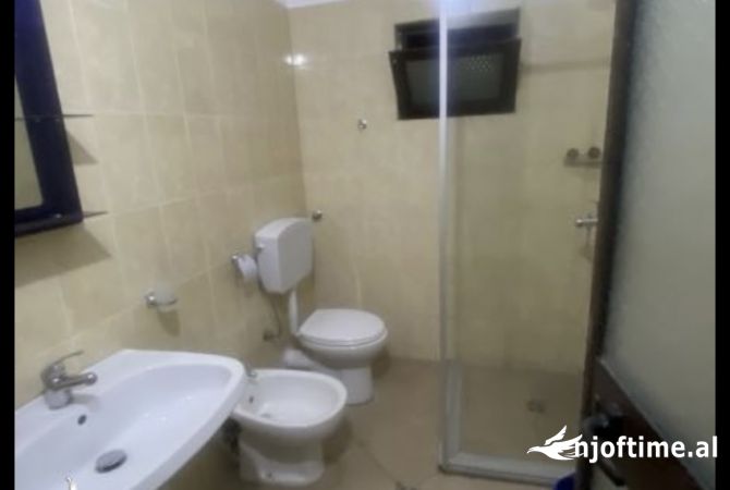 Shtepi me qera Apartament ne Tirane, 2+1, Mobilimi E mobiluar, Pagesa 650  Euro.