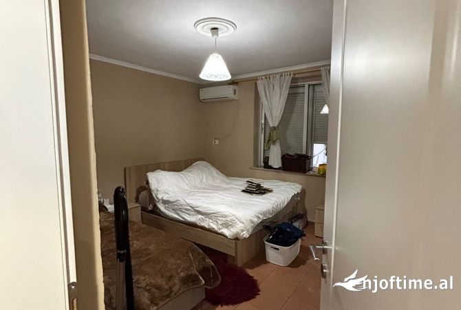 Shtepi ne shitje Apartament ne Tirane, 2+1, Mobilimi E mobiluar, Pagesa 92,000  Euro.