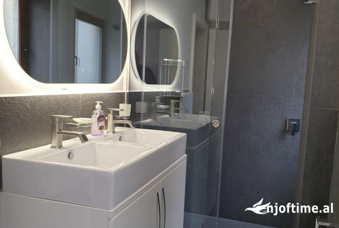 Shtepi me qera Apartament ne Tirane, 3+1, Mobilimi E mobiluar, Pagesa 1,100  Euro.