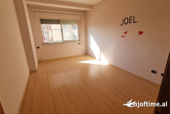 Shtepi me qera Apartament ne Tirane, 2+1, Mobilimi Pjeserisht e mobiluar, Pagesa 450  Euro.
