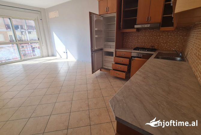 Shtepi me qera Apartament ne Tirane, 2+1, Mobilimi Pjeserisht e mobiluar, Pagesa 450  Euro.