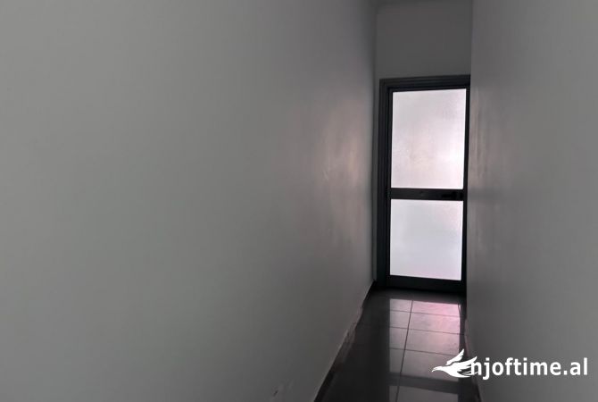 Ambjent biznesi,65 m2,88 mije euro,afer spitalit ushtarak,laprake