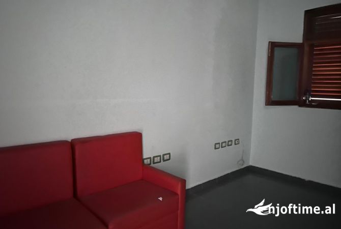 Ambjent biznesi,65 m2,88 mije euro,afer spitalit ushtarak,laprake