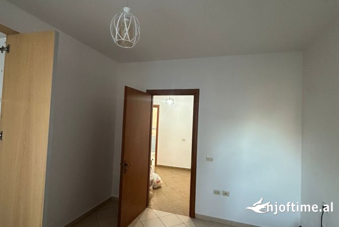 Shtepi me qera Apartament ne Tirane, 2+1, Mobilimi E mobiluar, Pagesa 400  Euro.