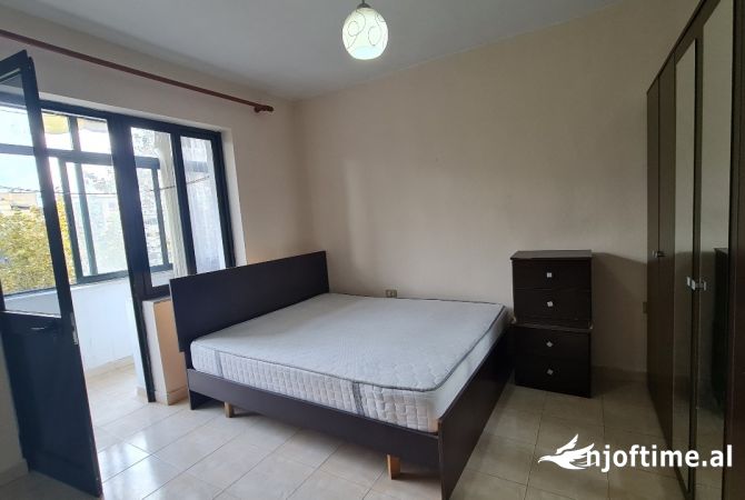 Shtepi ne shitje Apartament ne Tirane, 1+1, Mobilimi Pjeserisht e mobiluar, Pagesa 103,000  Euro.