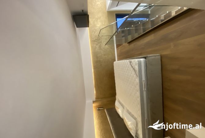 Shtepi ne shitje Duplex(shtepi me 2 kate) ne Tirane, 2+1, Mobilimi E mobiluar, Pagesa 140,000  Euro.