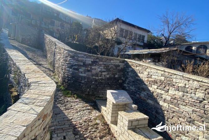 Shtepi ne shitje Shtepi Private ne Gjirokaster, 4+1, Mobilimi E mobiluar, Pagesa 110,000  Euro.