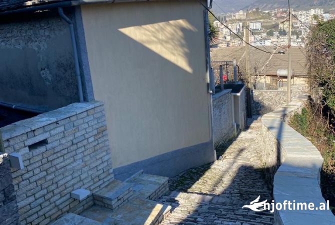 Shtepi ne shitje Shtepi Private ne Gjirokaster, 4+1, Mobilimi E mobiluar, Pagesa 110,000  Euro.