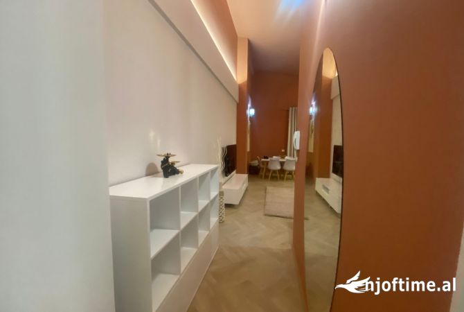 Shtepi me qera Penthose(kati i fundit panoramik) ne Tirane, 2+1, Mobilimi E mobiluar, Pagesa 800  Euro.