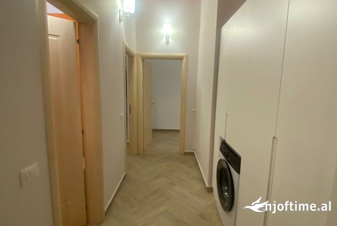 Shtepi me qera Penthose(kati i fundit panoramik) ne Tirane, 2+1, Mobilimi E mobiluar, Pagesa 800  Euro.