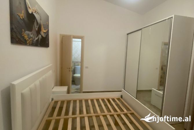 Shtepi me qera Penthose(kati i fundit panoramik) ne Tirane, 2+1, Mobilimi E mobiluar, Pagesa 800  Euro.