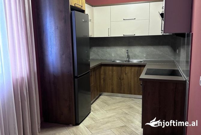 Shtepi me qera Papafingo(kati i catise) ne Tirane, 2+1, Mobilimi E mobiluar, Pagesa 800  Euro.