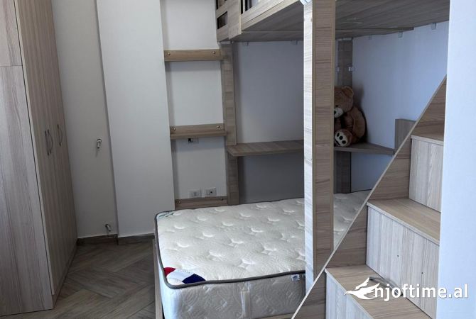 Shtepi me qera Papafingo(kati i catise) ne Tirane, 2+1, Mobilimi E mobiluar, Pagesa 800  Euro.