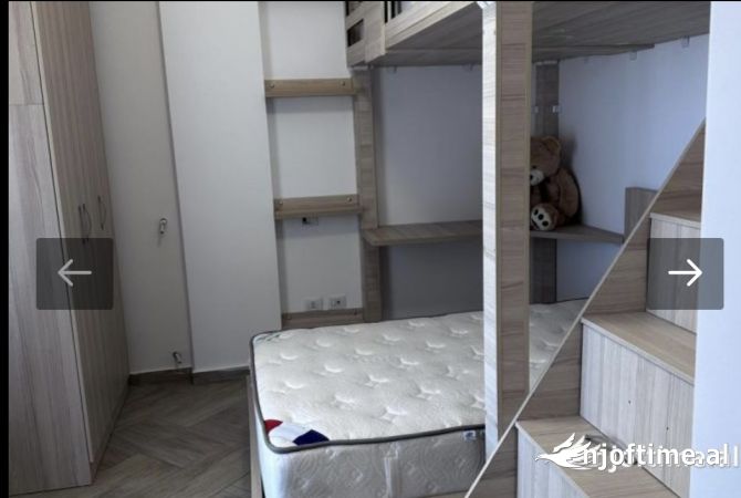 Shtepi me qera Papafingo(kati i catise) ne Tirane, 2+1, Mobilimi E mobiluar, Pagesa 800  Euro.