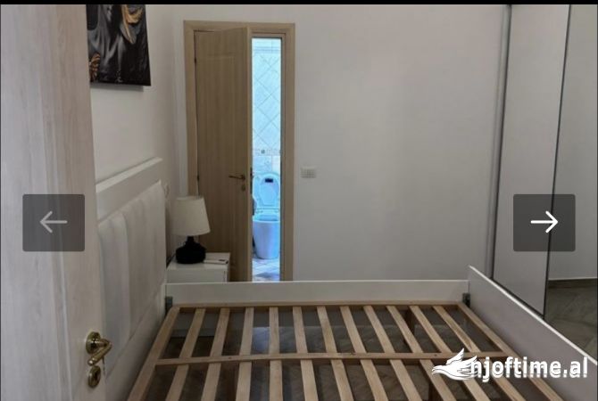 Shtepi me qera Papafingo(kati i catise) ne Tirane, 2+1, Mobilimi E mobiluar, Pagesa 800  Euro.