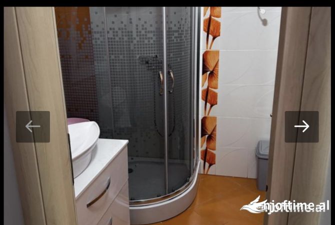 Shtepi me qera Papafingo(kati i catise) ne Tirane, 2+1, Mobilimi E mobiluar, Pagesa 800  Euro.