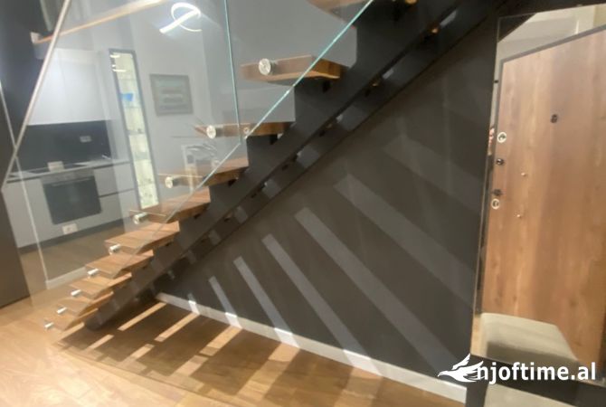 Shtepi ne shitje Duplex(shtepi me 2 kate) ne Tirane, 2+1, Mobilimi E mobiluar, Pagesa 140,000  Euro.