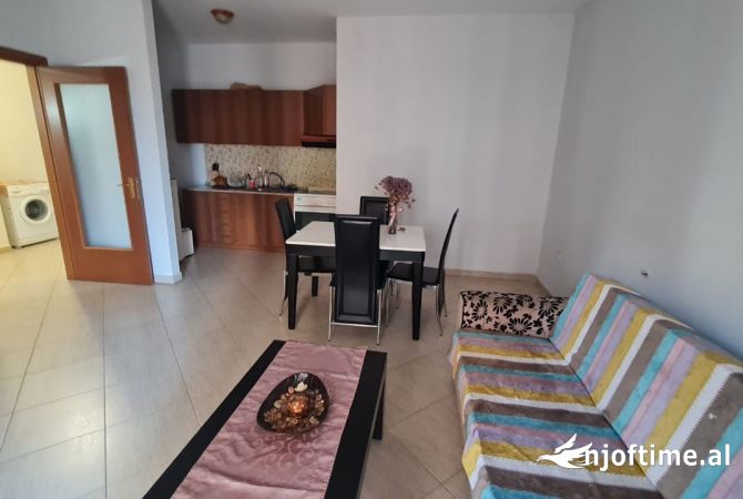 Shtepi me qera Apartament ne Tirane, 1+1, Mobilimi E mobiluar, Pagesa 450  Euro.