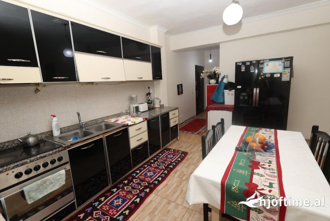 Shtepi ne shitje Apartament ne Tirane, 2+1, Mobilimi E mobiluar, Pagesa 140,000  Euro.