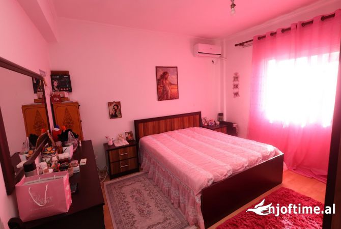 Shtepi ne shitje Apartament ne Tirane, 2+1, Mobilimi E mobiluar, Pagesa 140,000  Euro.