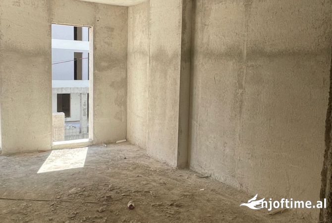 Shtepi ne shitje Apartament ne Tirane, 2+1, Mobilimi Bosh, pa mobiluar, Pagesa 92,000  Euro.