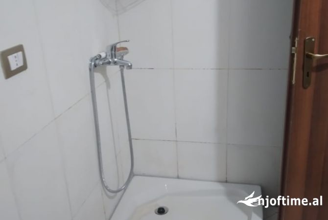 Shtepi me qera Apartament ne Tirane, 1+1, Mobilimi E mobiluar, Pagesa 35,000  Leke.