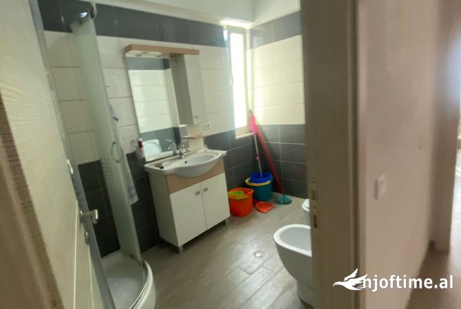 Shtepi ne shitje Apartament ne Tirane, 2+1, Mobilimi E mobiluar, Pagesa 195,000  Euro.