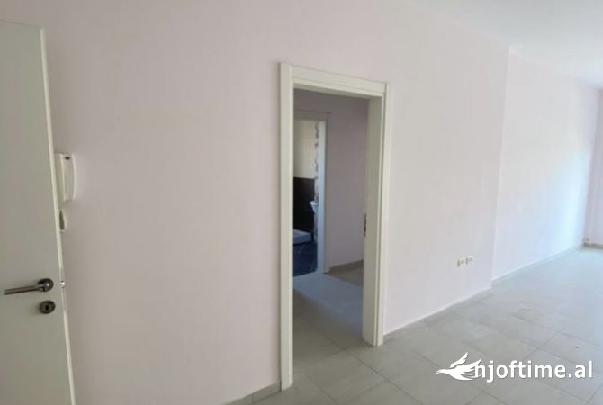 Shtepi me qera Apartament ne Tirane, 2+1, Mobilimi Pjeserisht e mobiluar, Pagesa 450  Euro.
