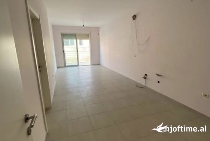 Shtepi me qera Apartament ne Tirane, 2+1, Mobilimi Pjeserisht e mobiluar, Pagesa 450  Euro.