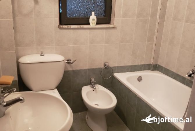 Shtepi me qera Apartament ne Tirane, 2+1, Mobilimi E mobiluar, Pagesa 500  Euro.