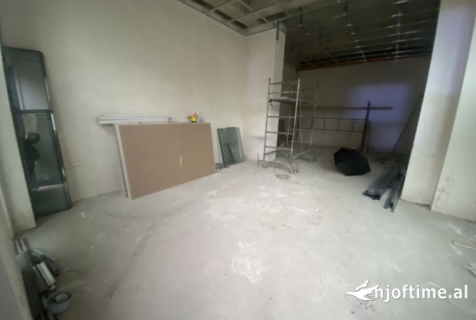 Ambjent biznesi,me sip 60 m2,te shkolle e kuqe,2000 euro